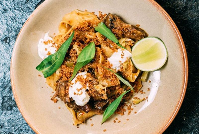 Resep rendang makanan khas Nusantara yang dipadukan dengan keju mozzarella.
