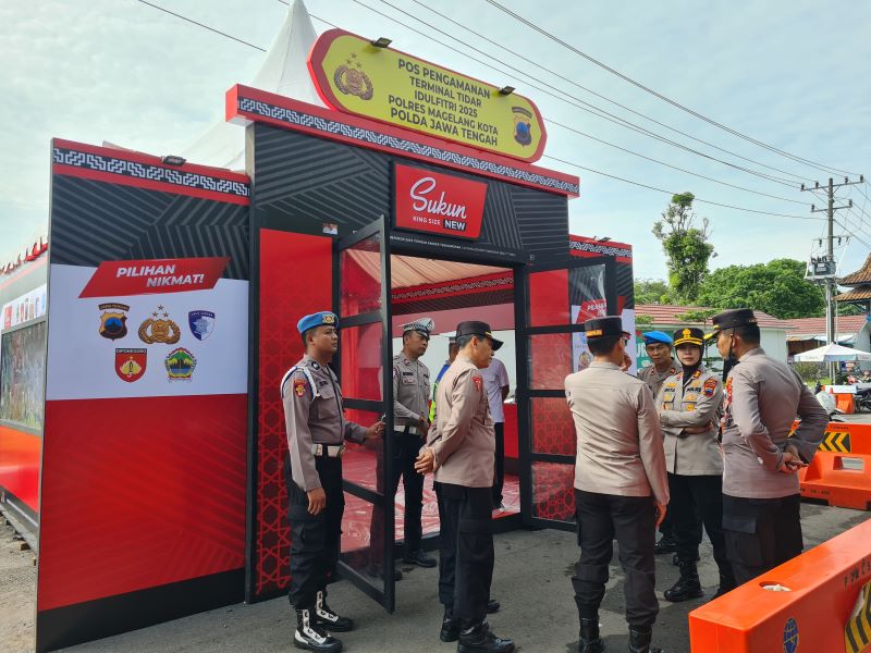 TURUN LAPANGAN: Kapolres Magelang Kota bersama jajarannya saat mengecek pos pengamanan menjelang Idul Fitri.