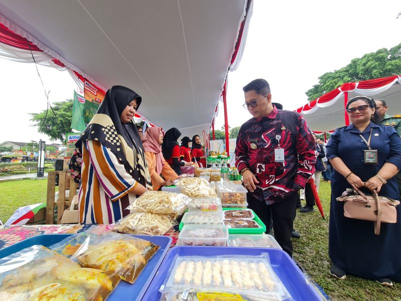 CEK STAN: Wali Kota Magelang didampingi wakilnya dan forkompimda saat mengunjungi stan Gebyar Pasar Murah di Alun-Alun Kota Magelang Rabu (19/3).