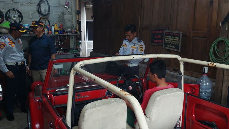 TES: Personel Dishub dan kepolisian mendapati mobil wisata tak sesuai ketentuan.&nbsp;