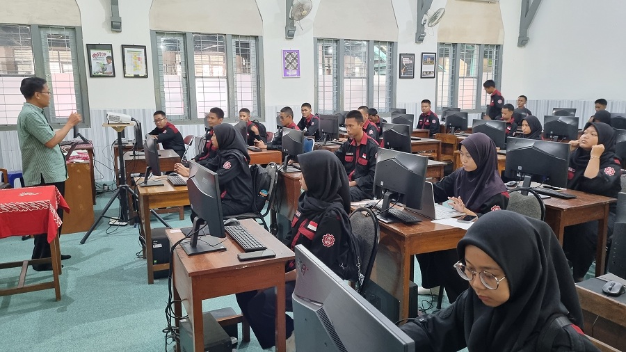 Foto Wakil Kepala Sekolah Bidang Kesiswaan SMKN 3 Jogja Sarbini dan ilustrasi foto para siswa SMKN 3 saat mengikuti KBM.