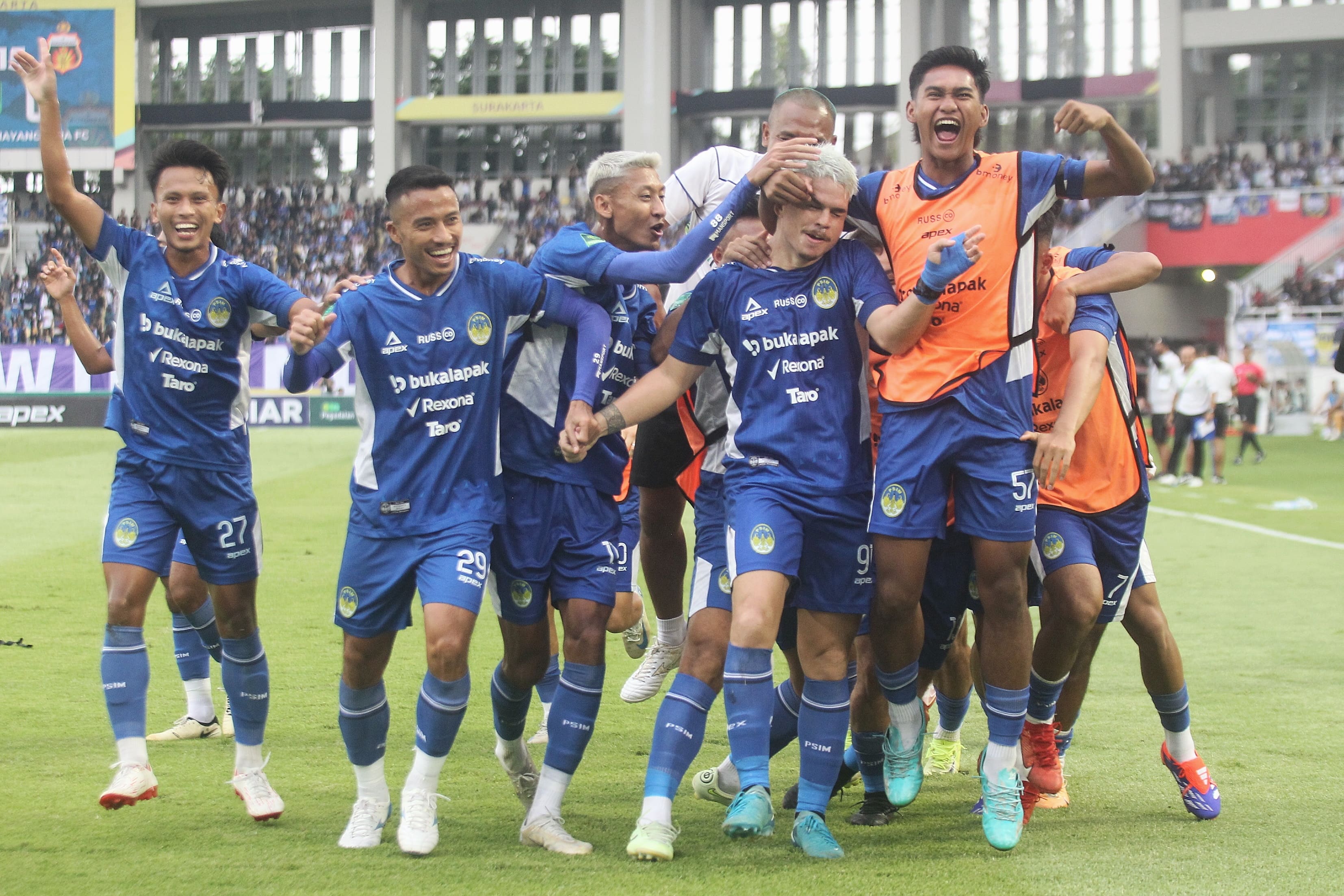 Pemain PSIM Jogja merayakan gol Rafinha