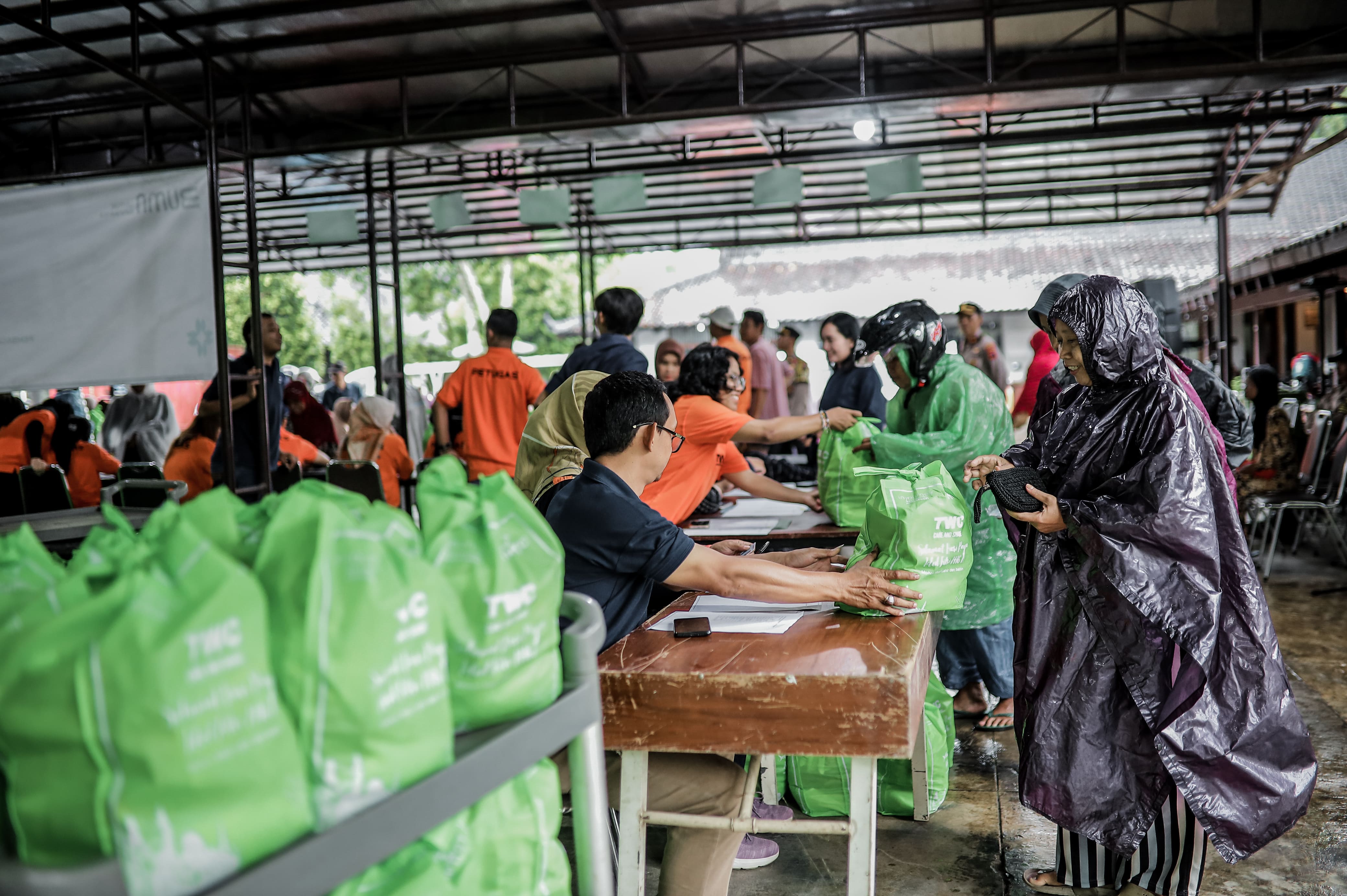 SIMBOLIS: Direktur PT TWB Mardijono Nugroho saat menyerahkan paket sembako kepada warga sekitar Borobudur, Rabu (19/3).