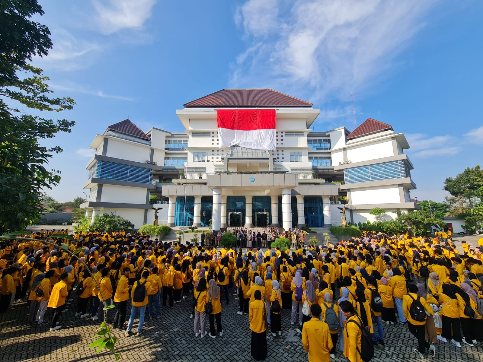 DIBERANGKATKAN: Para mahasiswa KKN Untidar saat mengikuti penerjunan secara simbolis di kampus 2 Sidotopo.