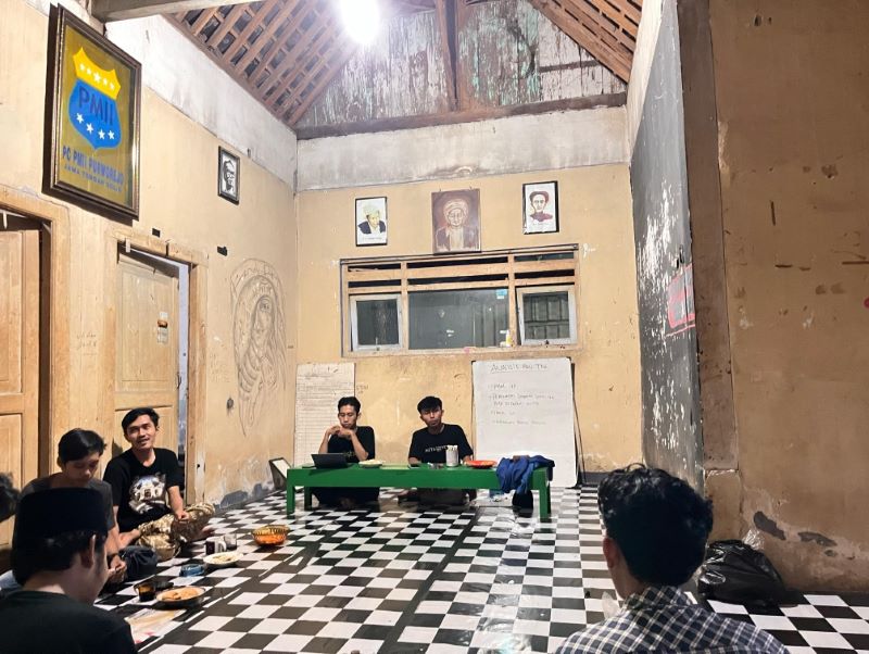 DISKUSI: PC PMII Purworejo menggelar diskusi membahas isu strategis nasional, di antaranya terkait RUU TNI yang menuai kontroversial.