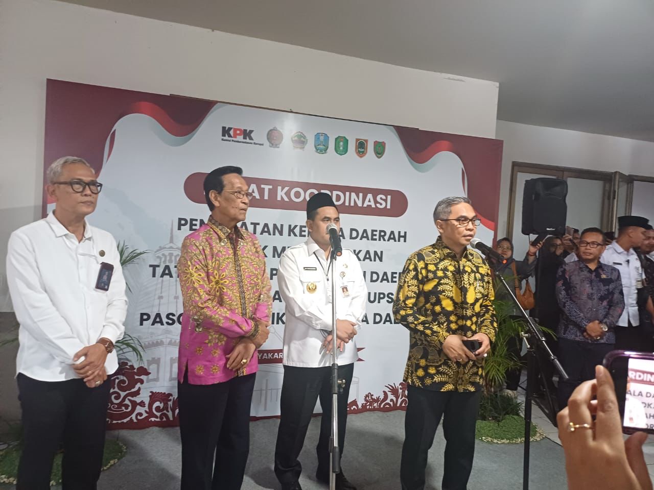 Konferensi Pers penguatan komitmen kepala daerah yang baru untuk menjalankan tata kelola pemerintahan yang transparan dan bersih dari korupsi, Rabu (19/3/2025).