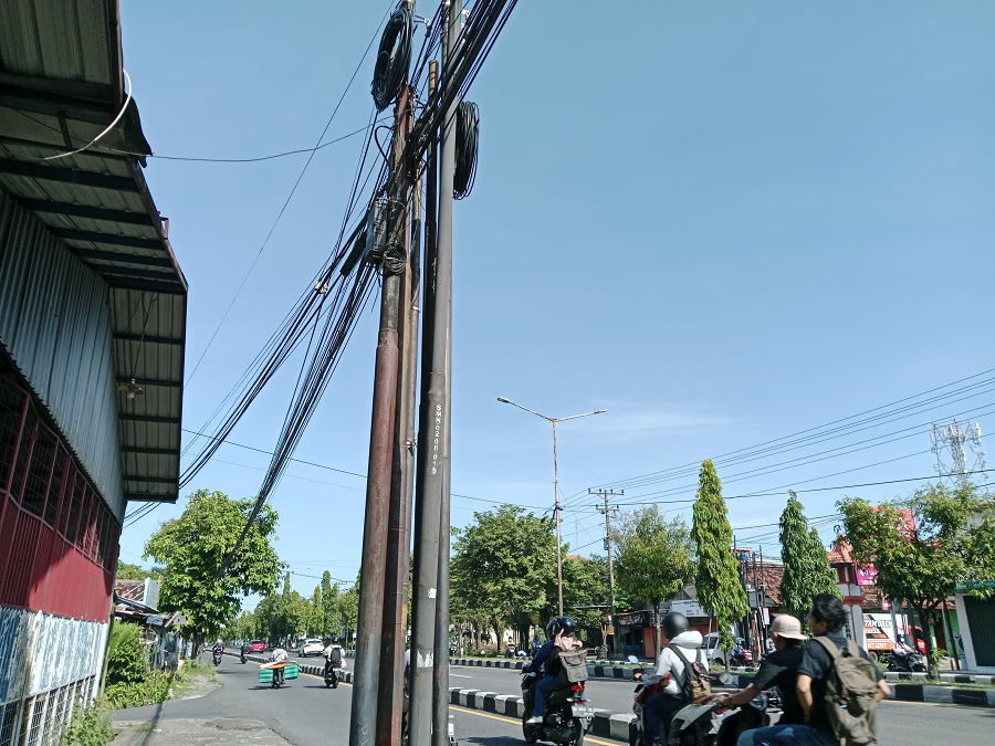 SEMRAWUT: Sejumlah tiang bergerombol di Kapanewon Depok.