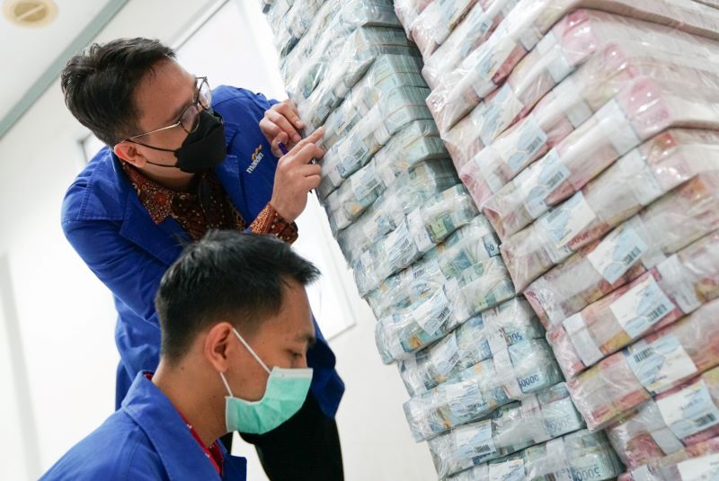 STOK AMAN: Kegiatan penyiapan uang tunai oleh Bank Mandiri.  