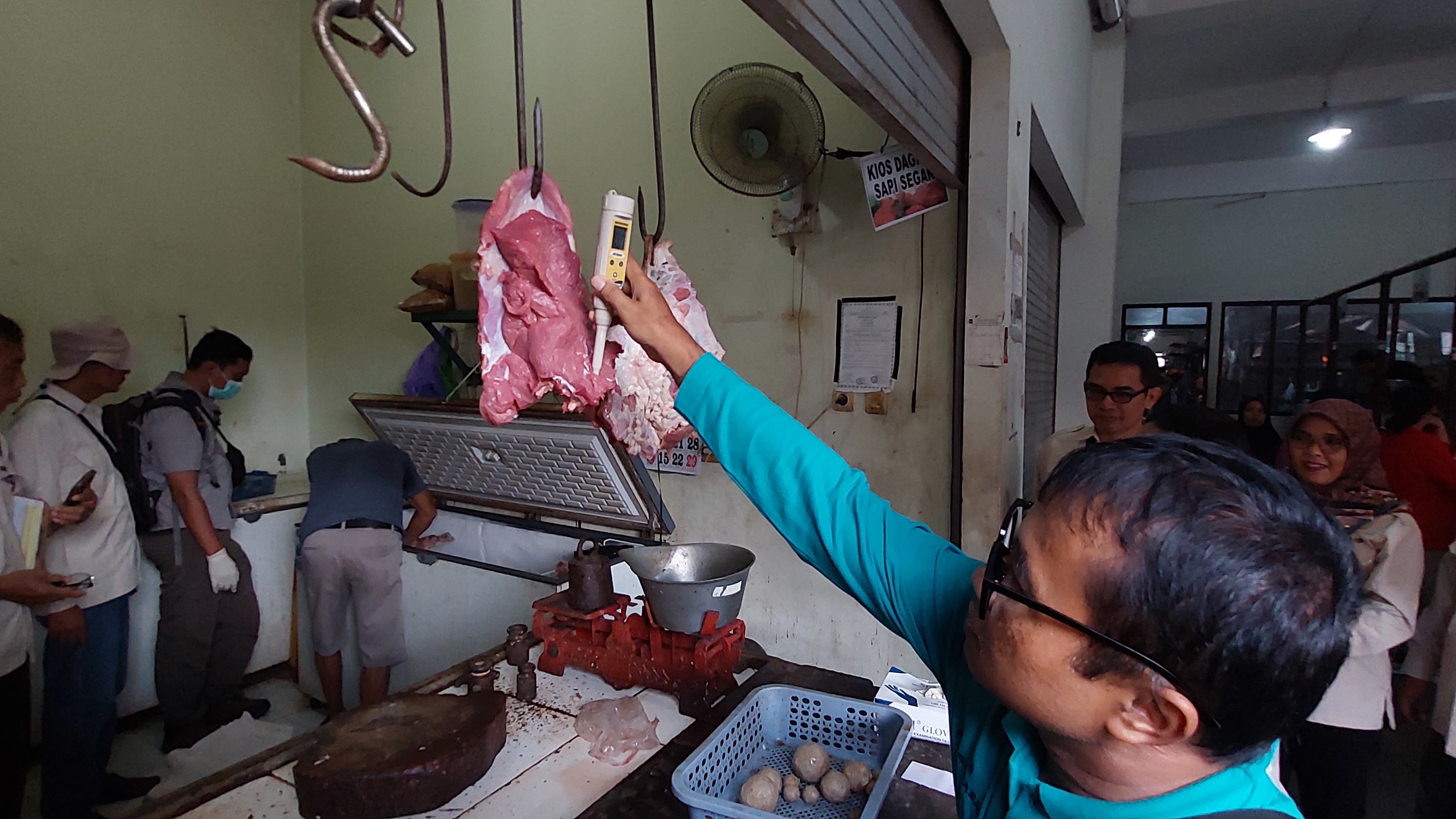 TES: Personel Tim Pengawasan melihat kadar air dalam daging sapi.&nbsp;