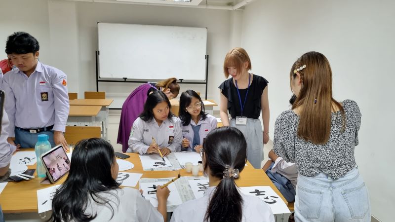 LATIHAN MENGAJAR: Belasan mahasiswa pendidikan dari Jepang saat mengunjungi SMAN 3 Jogja Kamis (20/3). Pihak sekolah berharap ada kolaborasi internasional lanjutan.