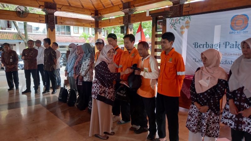 Paket Lebaran diberikan DPD REI DIY kepada kalangan honorer petugas kebersihan Bantul di Pendopo Parasamya, Kamis (20/3/2025).