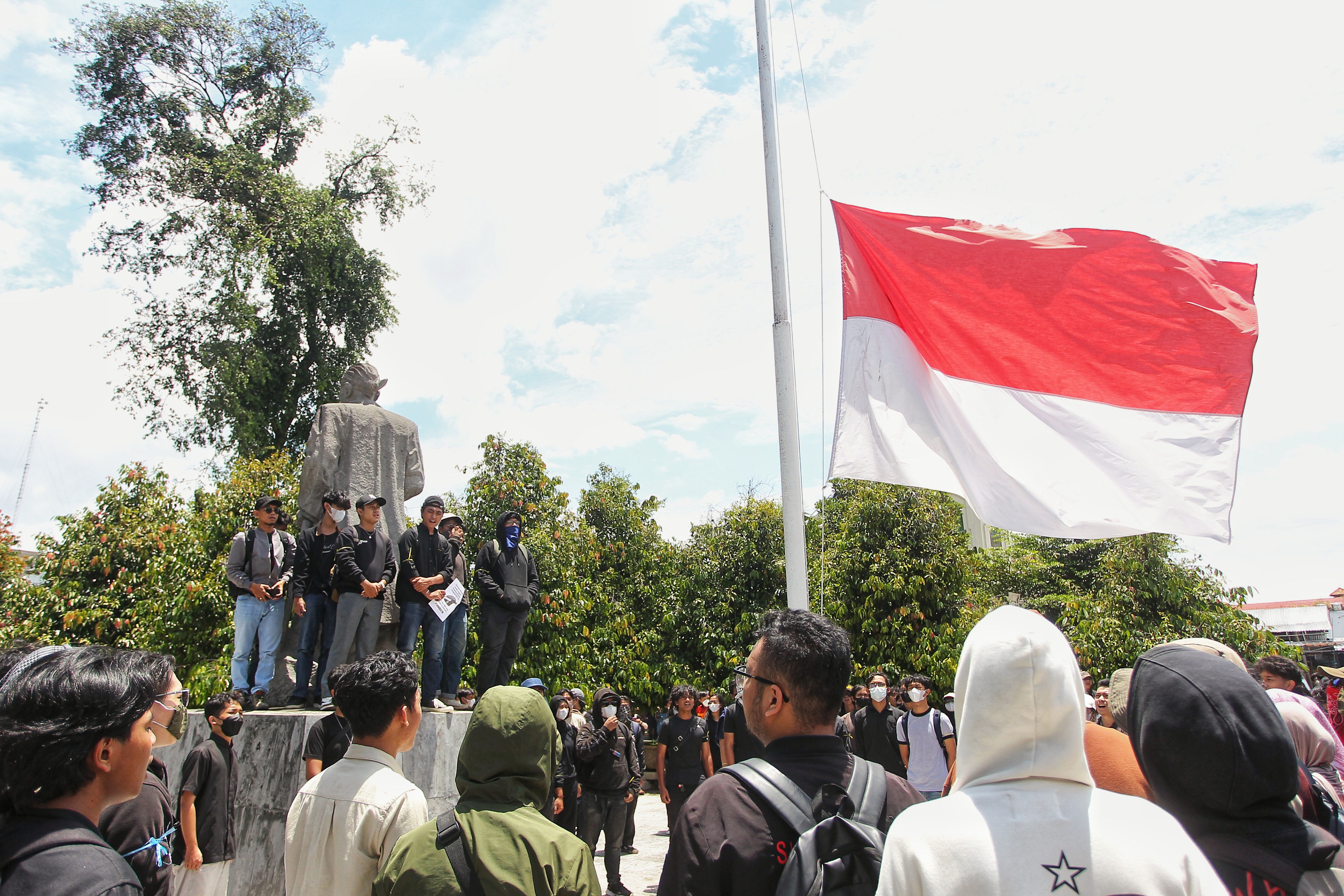 DPR dan Pemerintah Ngeyel Sahkan RUU TNI, Halaman Gedung DPRD DIY Porak Poranda