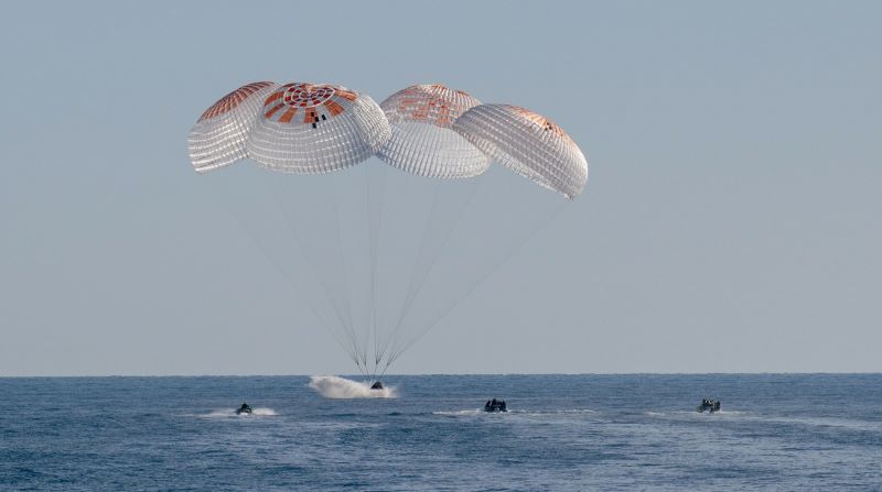 Pendaratan empat astronaut NASA di Laut Florida.
