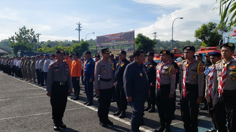 APEL GELAR PASUKAN: Bupati Kulon Progo meninjau kesiapan anggota Operasi Ketupat Progo.&nbsp;