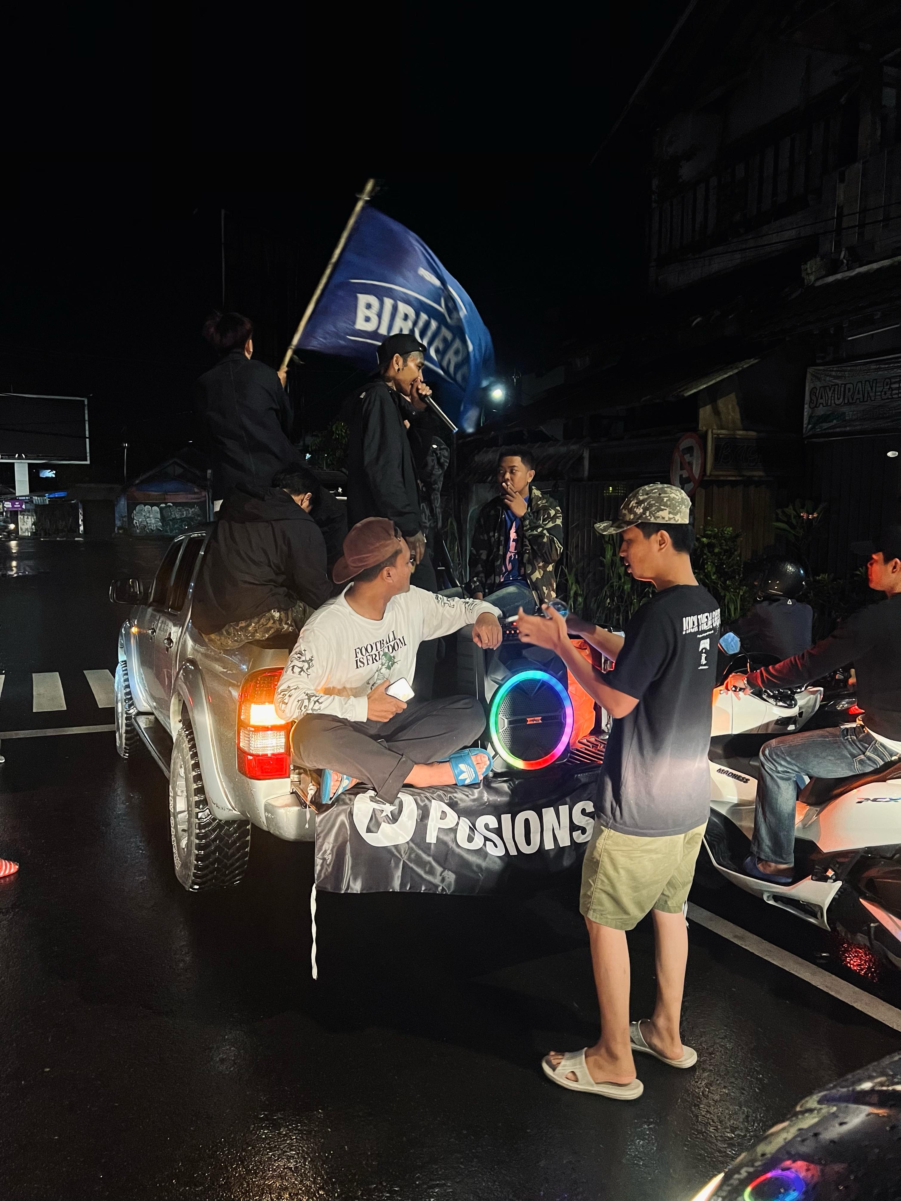 Para anggota Laskar Biru Erem saat melakukan sahur on the road, Kamis (20/3) pagi.