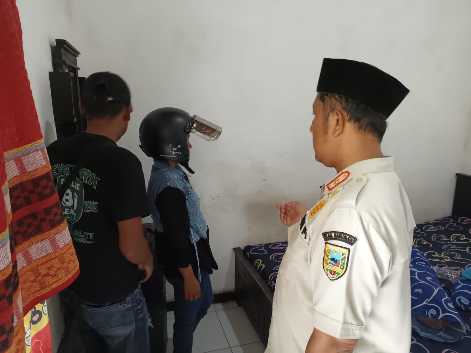 TERJARING RAZIA : Petugas Satpol PP Kebumen menginterogasi pasangan non muhrim yang kedapatan sedang berduaan di kamar hotel, kemarin (20/3).