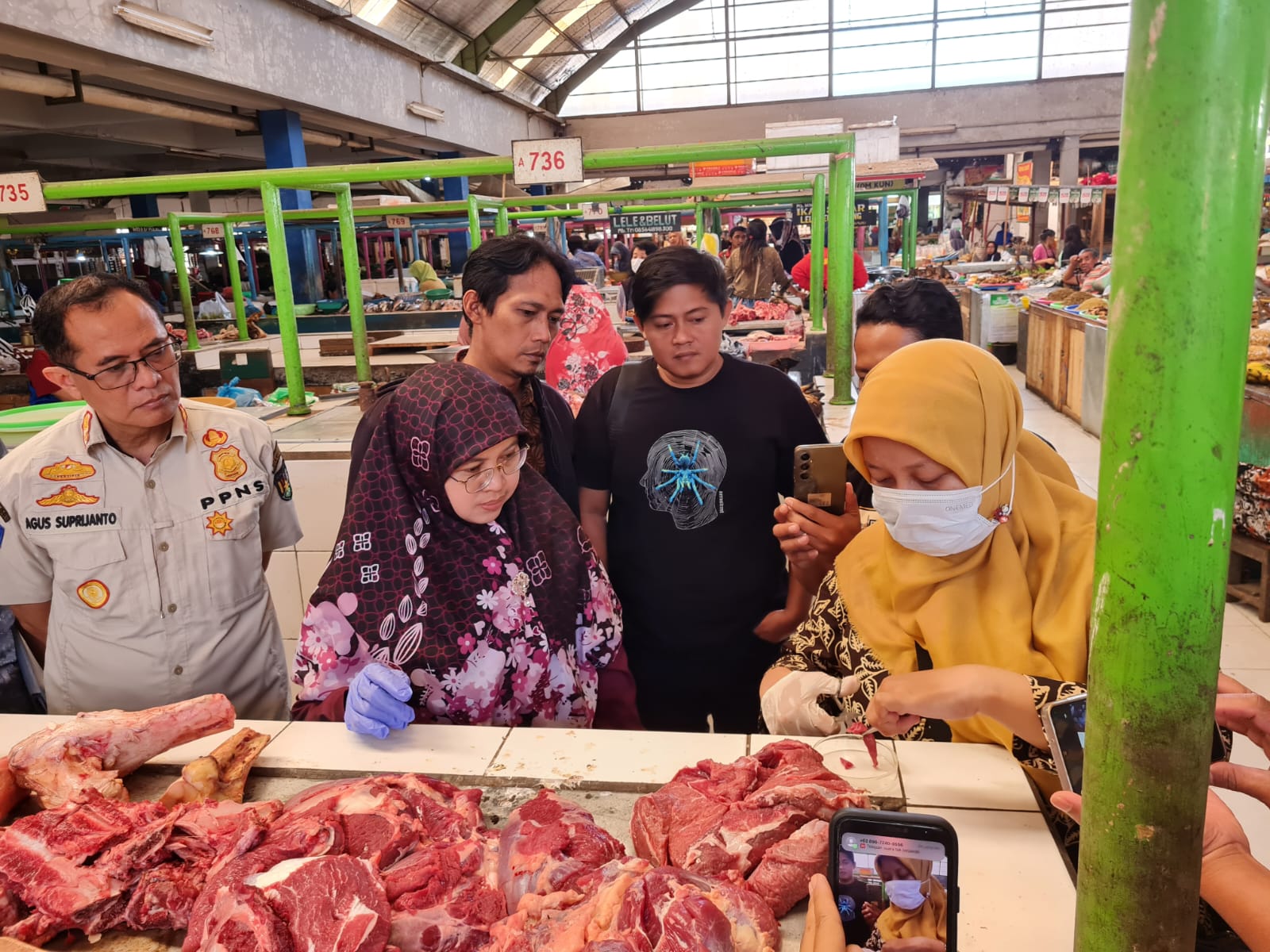 SIDAK: Tim pengamanan dan penjaminan pangan hewan dari Disperpa Kota Magelang saat memeriksa daging di Pasar Rejowinangun, Kamis (20/3/2025).