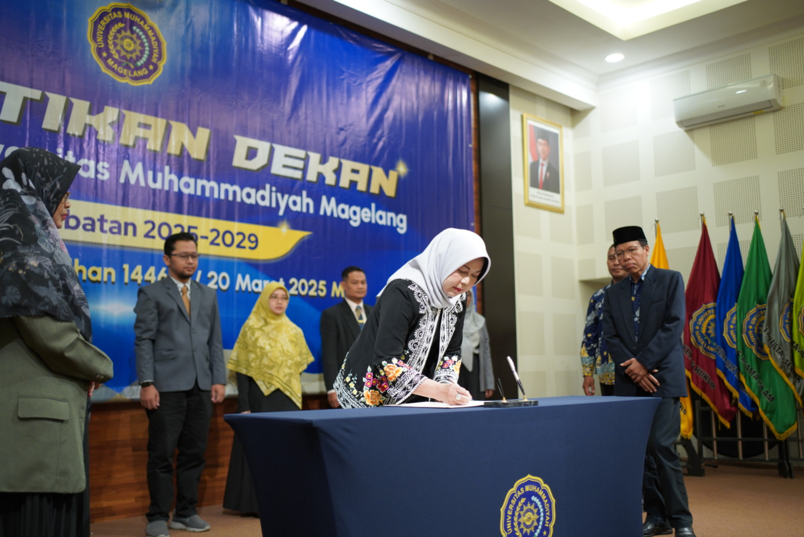 SIMBOLIS: Rektor Unimma saat melantik tujuh dekan di Auditorium Kampus 1 Unimma, Kamis (20/3).