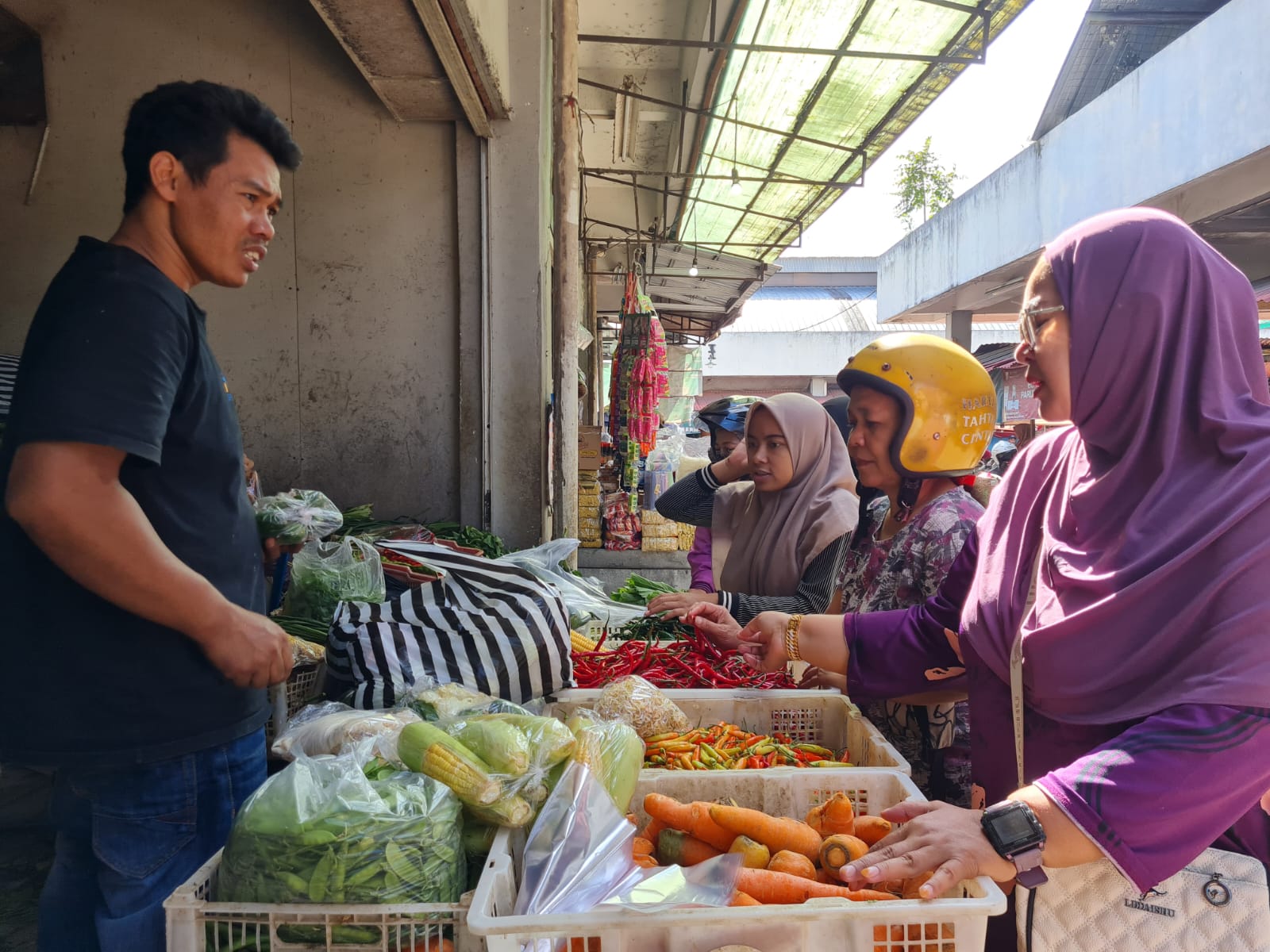LAYANI PEMBELI: Meski harganya tinggi, tapi pembeli masih memburu cabai di Pasar Rejowinangun, Kamis (20/3/2025).