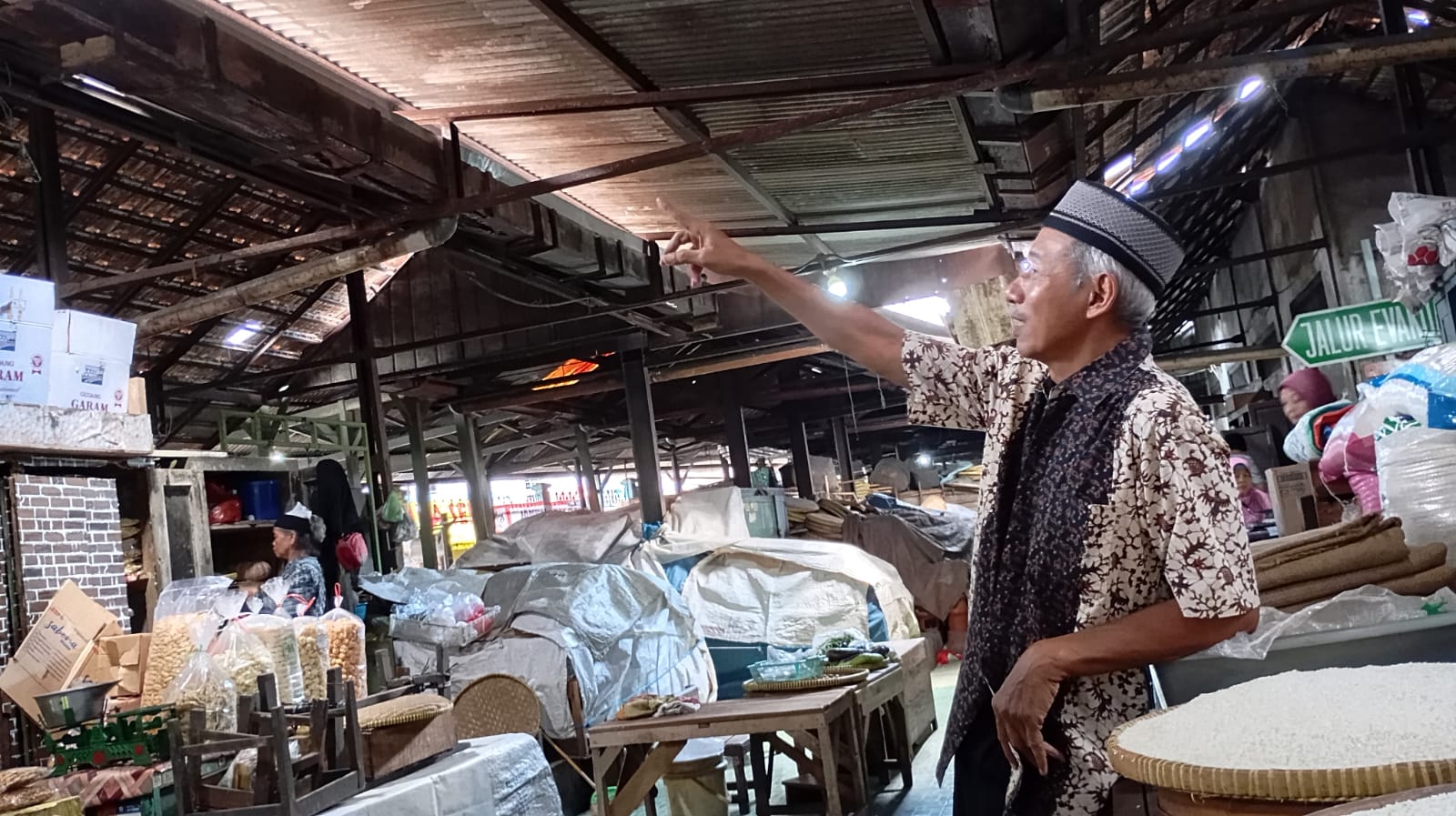BERHARAP PERBAIKAN: Para pedagang di Pasar Legi Kotagede saat menunjukkan kondisi atap yang memprihatinkan pada Kamis (20/3/2025).