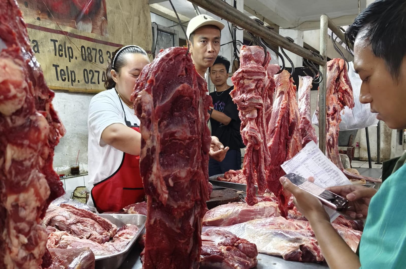 CEK: Petugas dari Dinas Pertanian dan Pangan (DPP) Kota Jogja saat mengecek kesehatan daging di Pasar Beringharjo pada Rabu (19/3/2025).