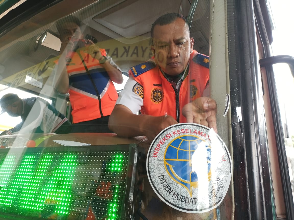 PASTIKAN KELAIKAN : Petugas BPTD Jawa Tengah melakukan pemeriksaan kendaraan atau ramp check yang akan digunakan untuk angkutan Lebaran 2025.