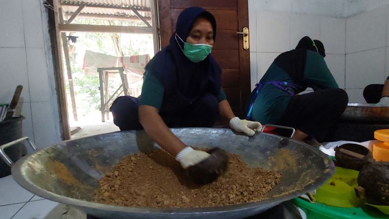 PRODUK LOKAL: Gula semut dari Kulon Progo berhasil dikirim ke Kanada dan Malaysia. Wakil Menteri Pertanian Sudaryono secara simbolis ikut melepas ekspor gula semut perdana