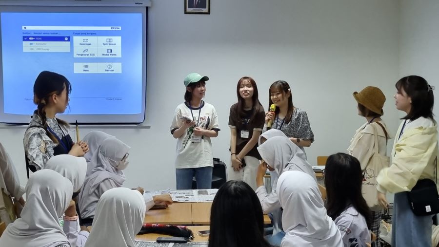 Para mahasiswa dari Aichi University of Education saat melakukan praktik kependidikan di SMAN 3 Jogjakarta