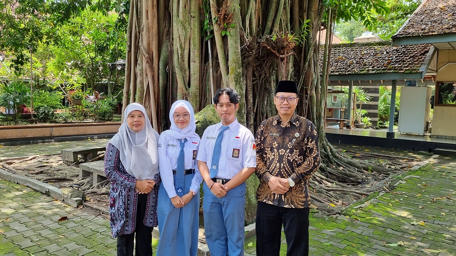 LULUS: Kepala Sekolah, Wakil Kepala Sekolah bidang kurikulum berfoto dengan perwakilan siswa SMAN 3 Jogja yang berhasil lolos SNBP 2025.