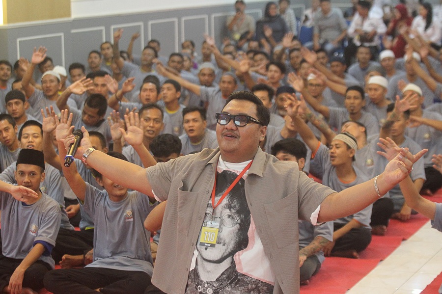 Ndarboy Genk saat menghibut warga binaan Lapas Wirogunan Jogja di bulan Ramadan.
