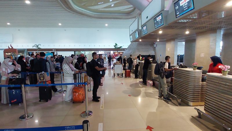 MUDIK: Penumpang YIA memadati terminal kedatangan, Jumat (21/3/2025).