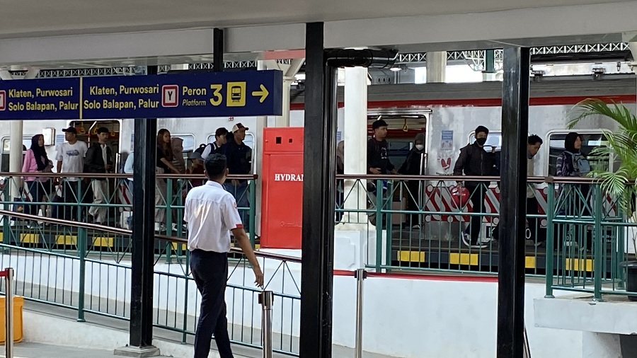 Suasana hilir mudik penumpang kereta commuter line di Stasiun Tugu Jogja, Jumat (21/3/2025).