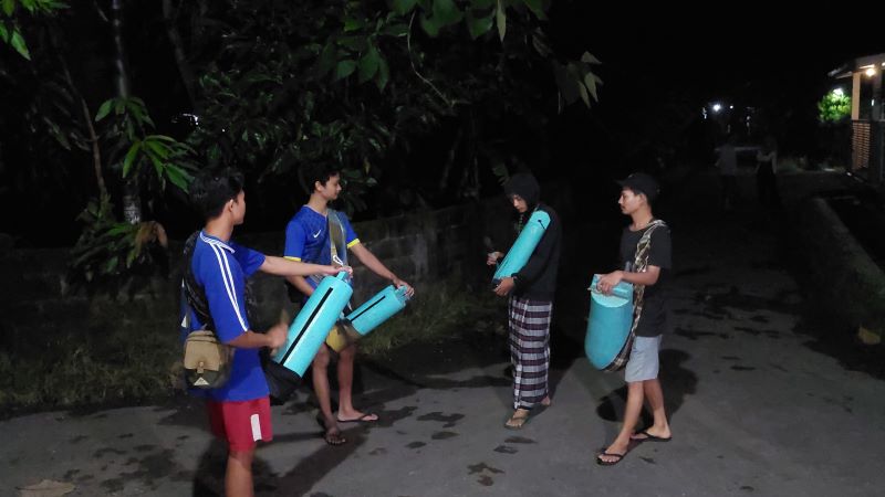 SAHUR: Pemuda Bendungan Lor membangunkan masyarakat dengan musik.&nbsp;
