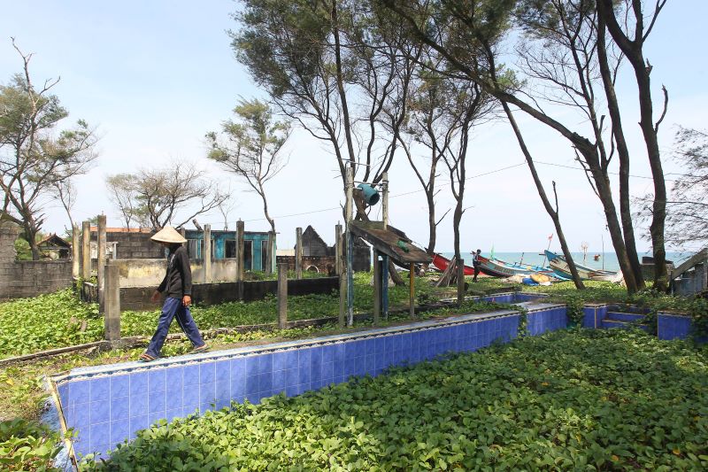 Kondisi sarpras Pantai Kuwaru, Bantul yang sudah tidak terawat.