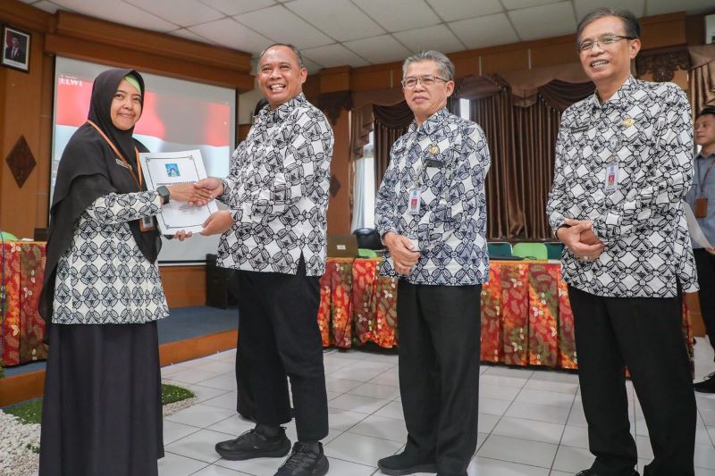SIMBOLIS: Kegiatan penyerahan surat keputusan naik pangkat pada 41 pegawai negeri sipil (PNS) di lingkungan Pemkab Sleman Jumat (21/3).