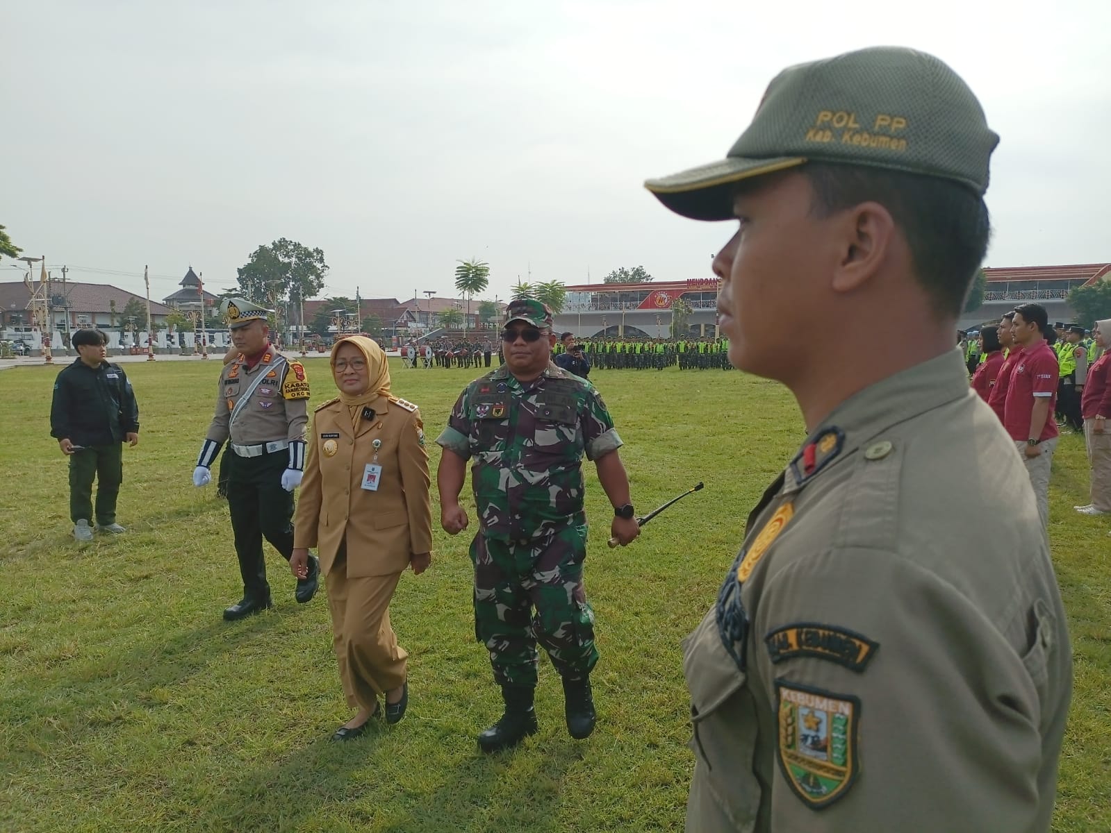 Bupati Kebumen Lilis Nuryani bersama unsur pimpinan daerah meninjau kesiapan personel gabungan saat Apel Gelar Pasukan Operasi Ketupat Candi 2025 di Alun-alun Kebumen, Jumat (21/3).