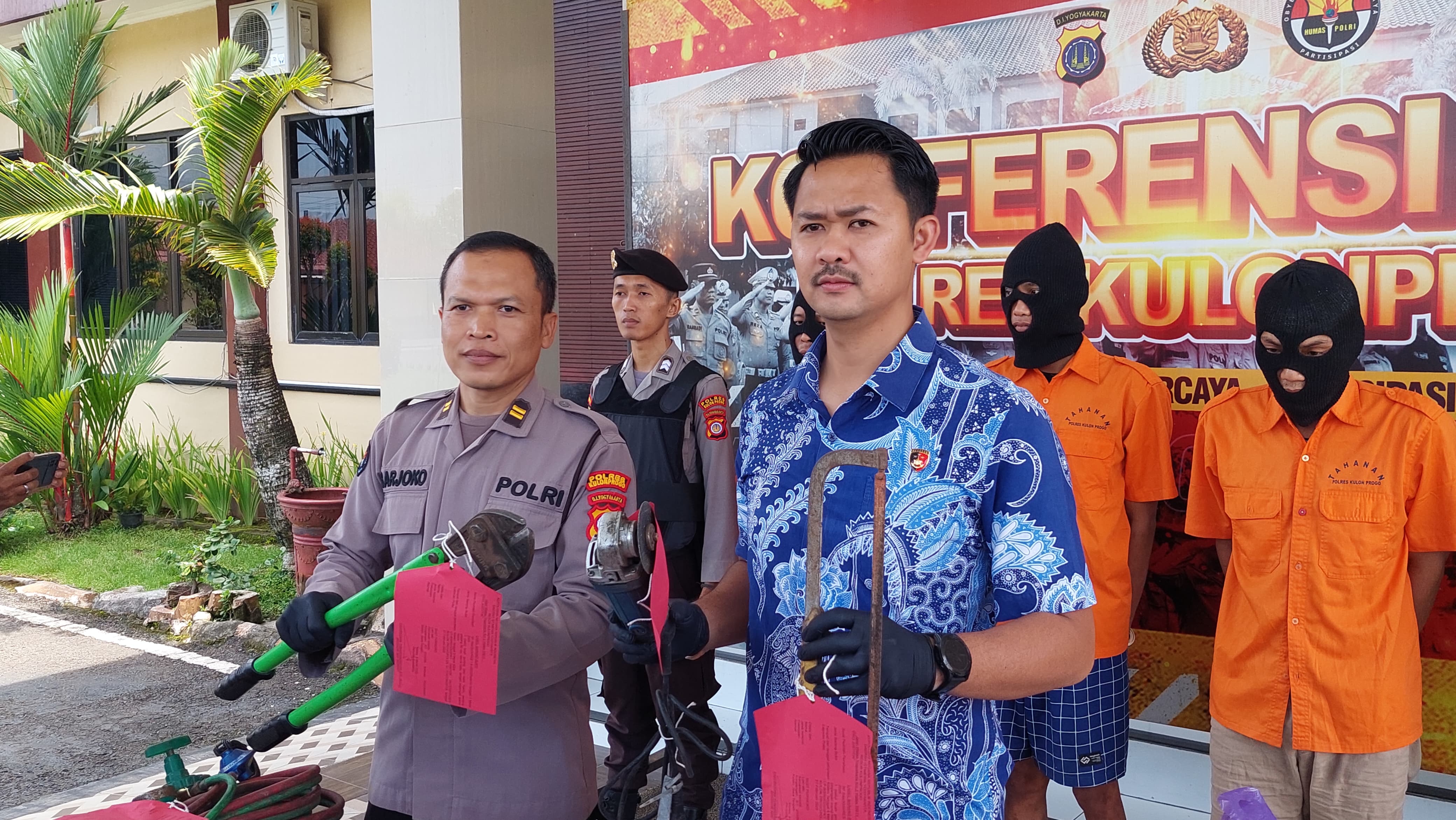 MENGAMANKAN: Personel Polres Kulon Progo menunjukkan barang bukti kasus pencurian kantor dan gudang oleh komplotan pencuri beraksi di DIY.