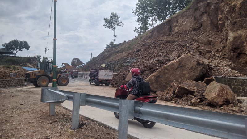 RAWAN LONGSOR: Jalur Bukit Clongop, Gedangsari, Gunungkidul ditutup sementara selama mudik Lebaran.