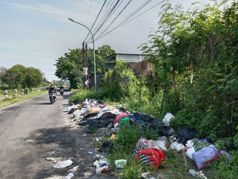 BERSERAKAN: Sampah yang dibuang sembarangan di sekitar Selokan Mataram.