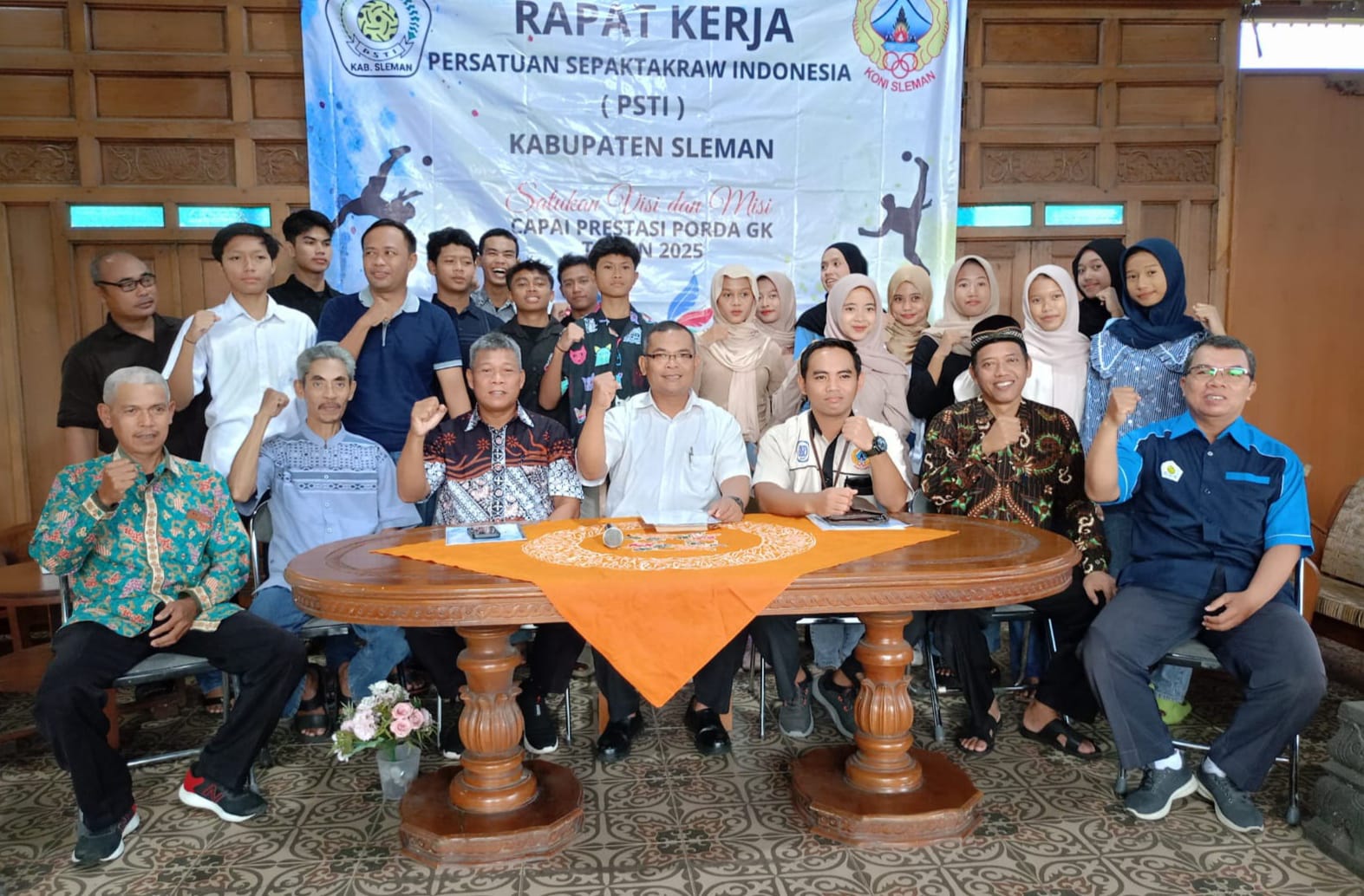 Foto Dokumen PSTI Sleman  &nbsp;  Keterangan, Pengkab PSTI Sleman saat berfoto bersama perwakilan KONI Sleman