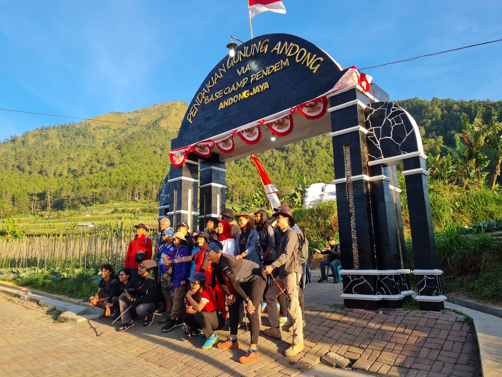 DAYA TARIK: Sejumlah pendaki tampak berfoto di depan gapura masuk Gunung Andong via Pendem.