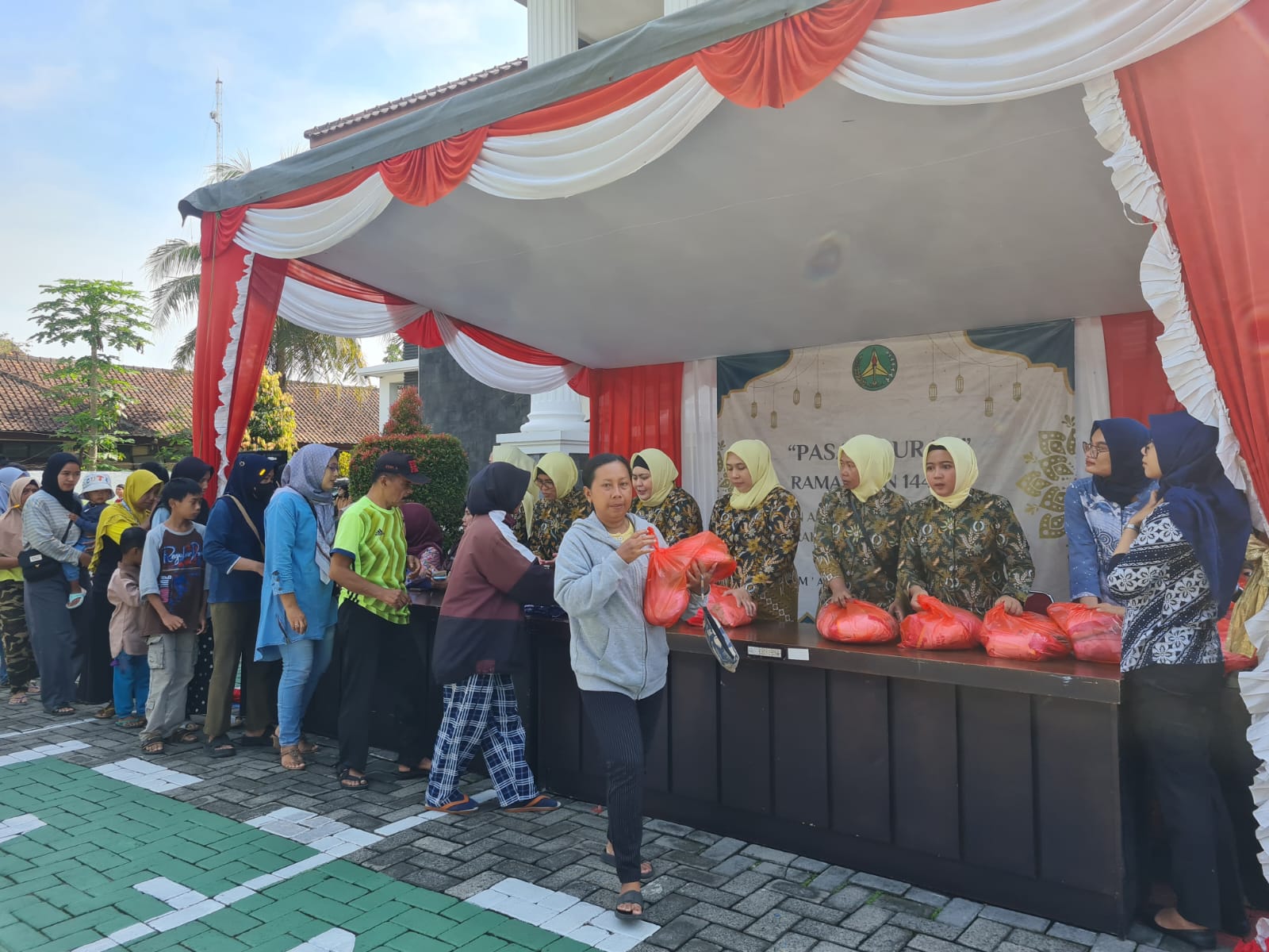 ANTRE: Warga dari berbagai daerah datang ke halaman kantor Kejaksaan Negeri Kabupaten Magelang untuk membeli sembako, Jumat (21/3/2025).