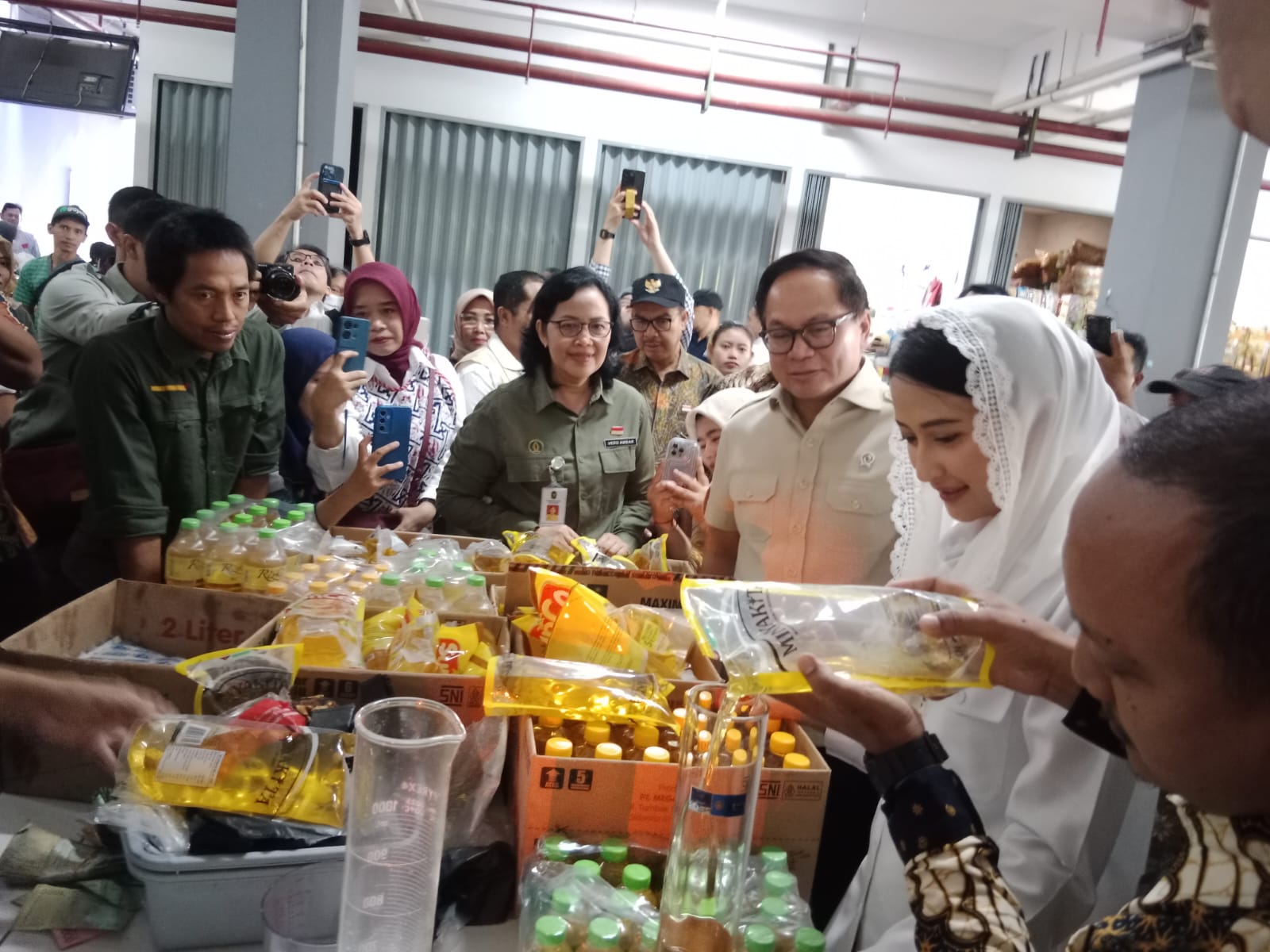 PANTAU: Wakil Menteri Perdagangan (Wamendag) Dyah Roro Esti Widya Putri bersama Wali Kota Jogja Hasto Wardoyo saat meninjau Pasar Prawirotaman, Jumat (27/3/2025).