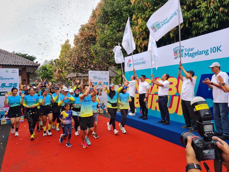LAUNCHING: Wali kota bersama wakil wali Kota Magelang saat meluncurkan lomba lari bertajuk Tidar Magelang 10K, dilanjutkan dengan Ngabuburun 5K, Sabtu (22/3).