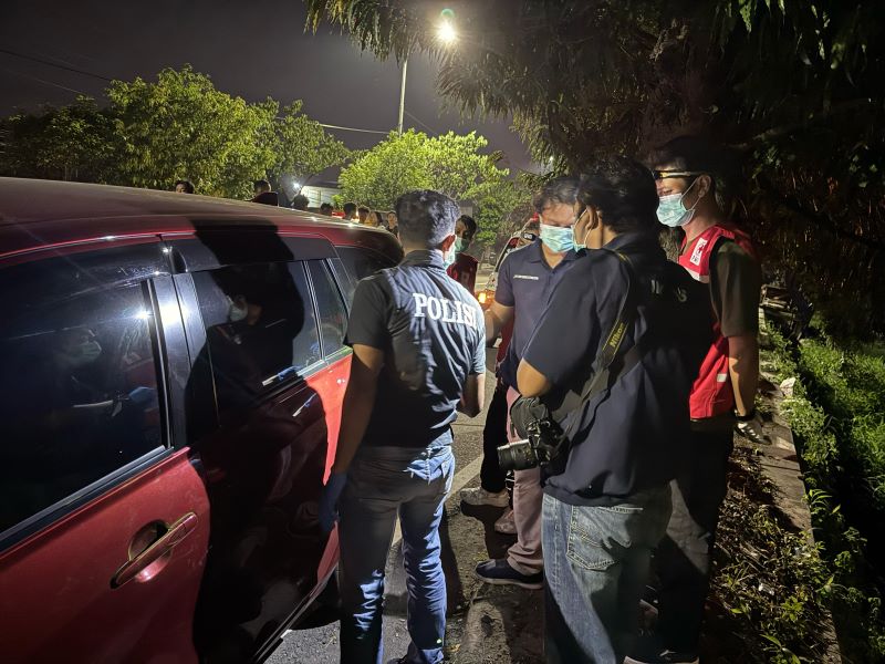 Polisi mendatangi TKP penemuan pria terkapar penuh luka di dalam mobil Toyota Calya berwarna merah di Ringroad Selatan, Tamanan, Banguntapan, Bantul, pada Jumat (21/3/2025).