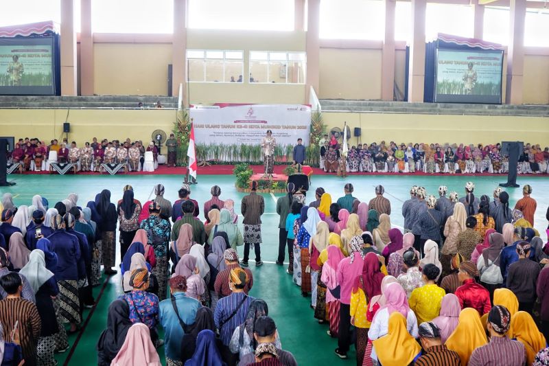TRADISI: Bupati Magelang bersama forkopimda diarak menuju lokasi upacara peringatan HUT ke-41 Kota Mungkid, Sabtu (22/3/2025).&nbsp;