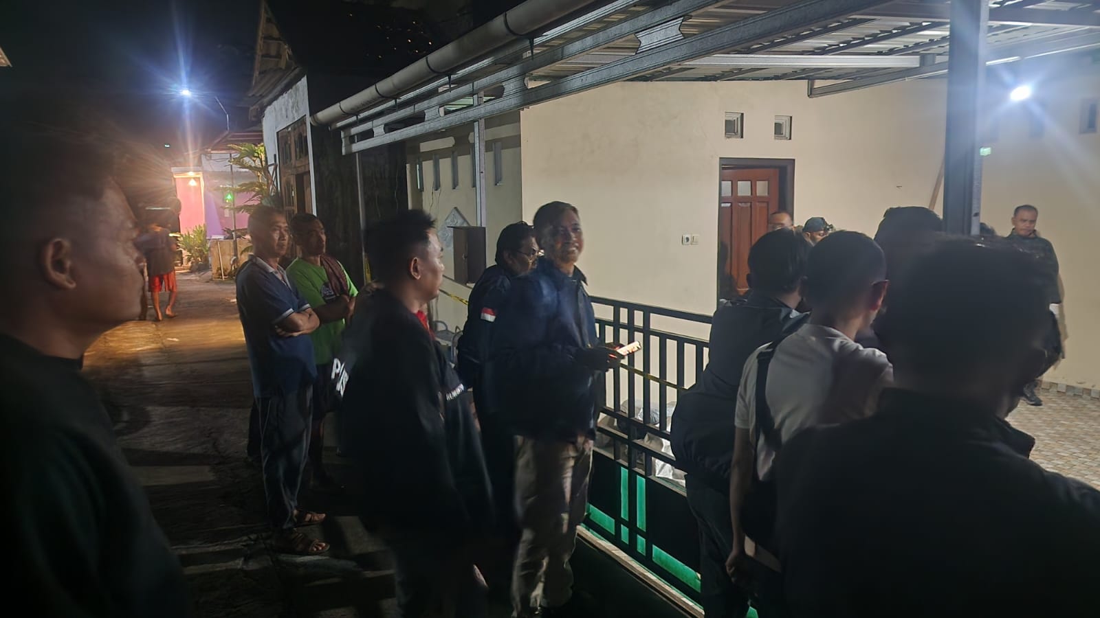 Petugas kepolisian saat melakukan olah tempat kejadian perkara seseorang meninggal tidak wajar di Padukuhan Pusmalang, Wukirsari, Cangkringan pada Kamis (20/3/2025).