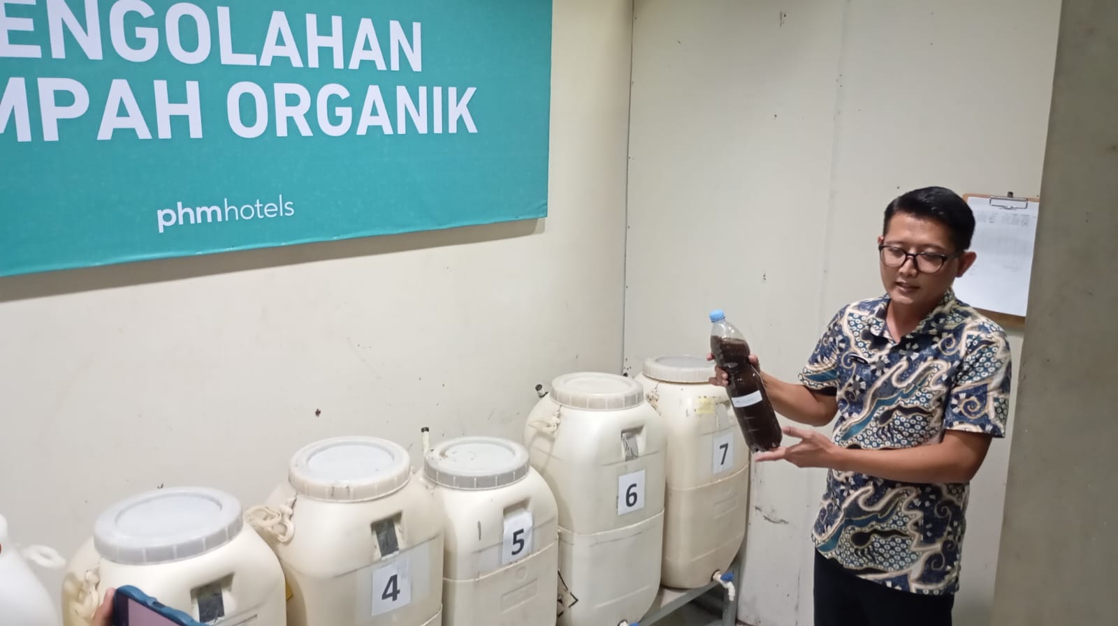 KOMITMEN: Jajaran pengurus PHRI DIY saat melakukan jumpa pers terkait dengan pengelolaan sampah perhotelan dan sistem pengolahan yang ada di 101 Hotel Yogyakarta pada Jumat (21/3/2025).