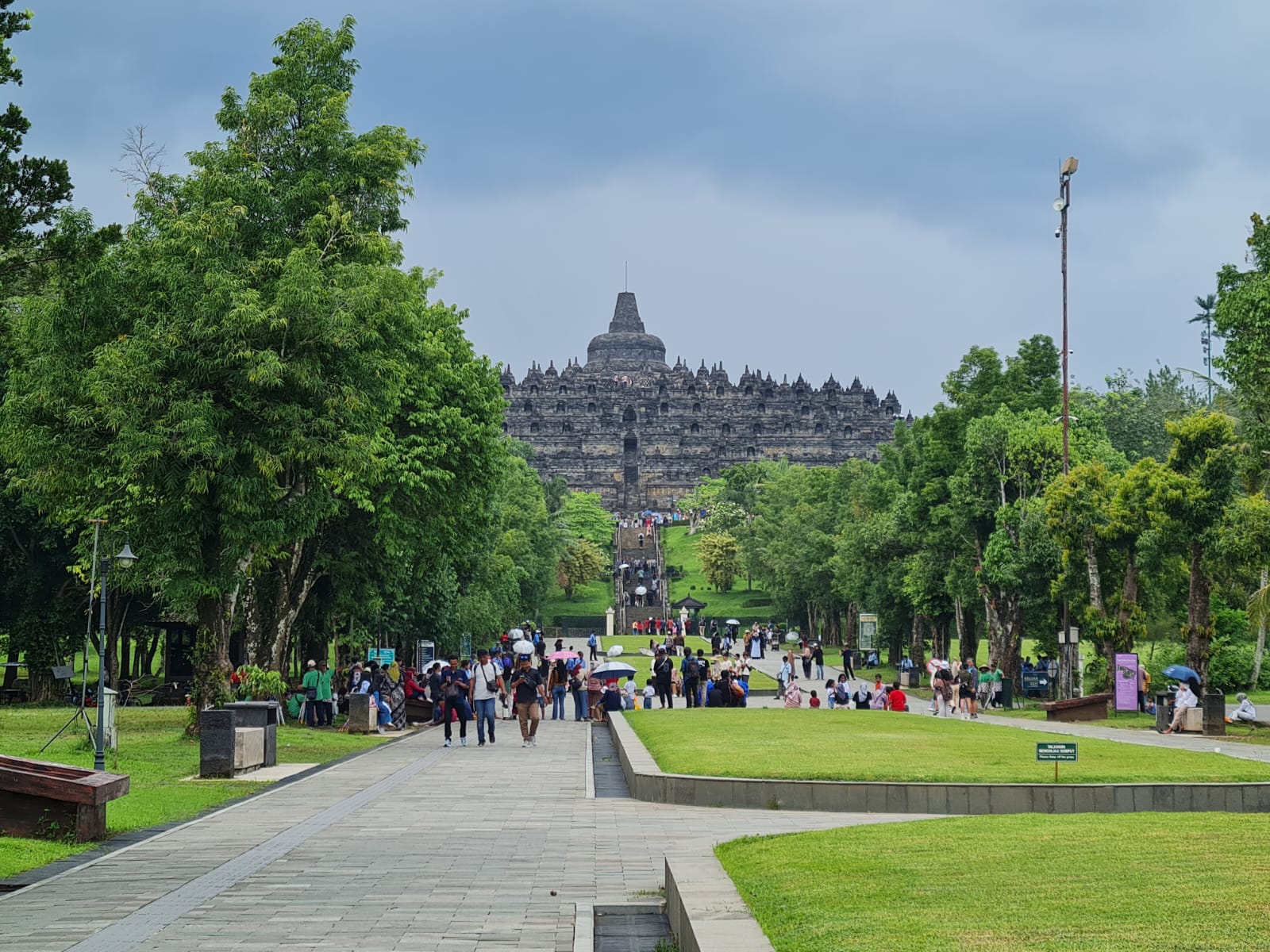RAMAI: Wisatawan dari berbagai daerah memadati Candi Borobudur.