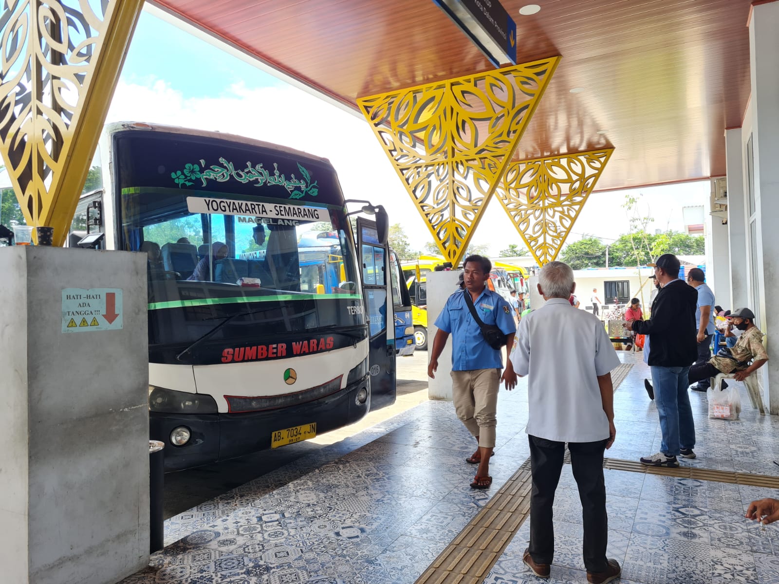 RAMAI: Terminal Tidar selalu dipadati oleh penumpang. Baik yang hendak naik maupun turun dari bus.&nbsp;